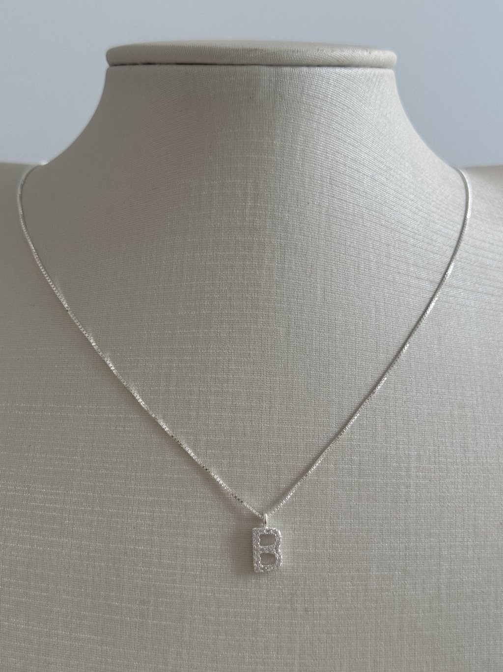 COLAR LETRA B CRAVEJADA 45CM