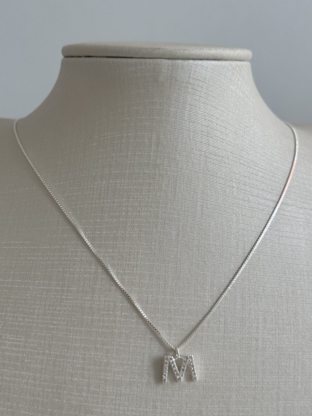 COLAR LETRA M CRAVEJADA 45CM