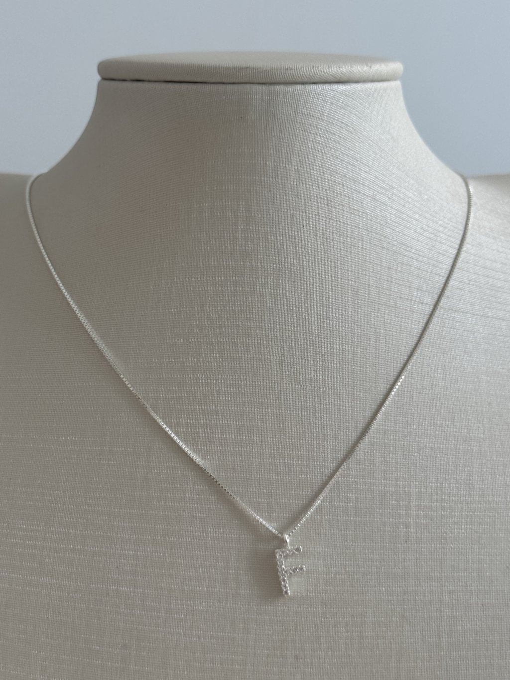 COLAR LETRA F CRAVEJADA 45CM 