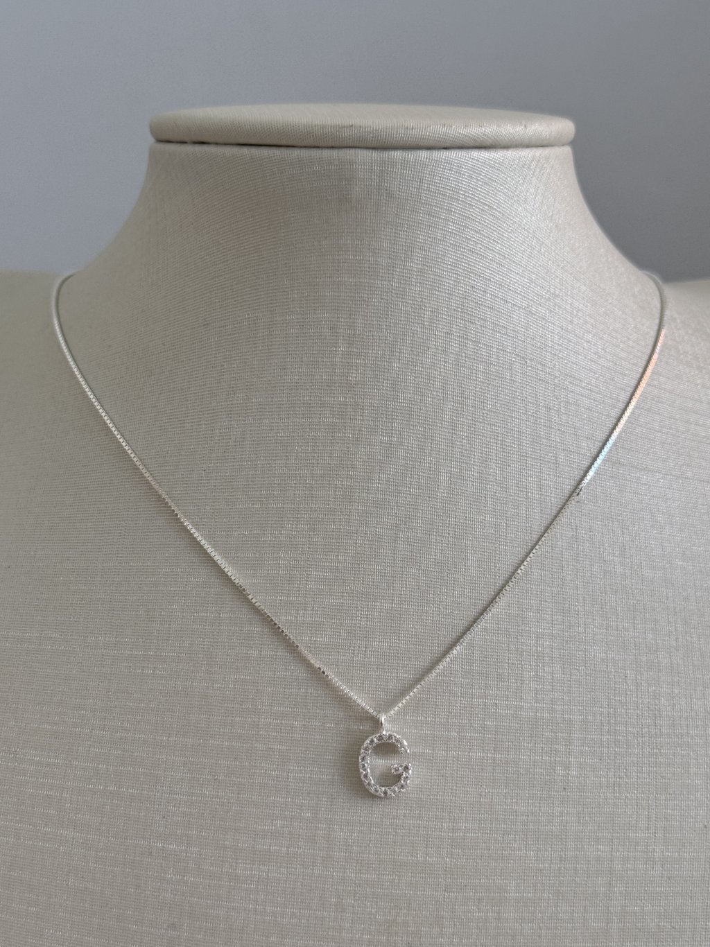 COLAR LETRA G CRAVEJADA 45CM 