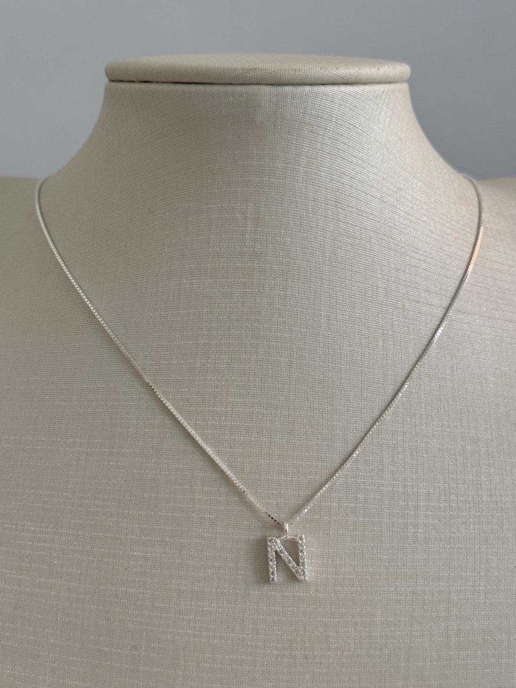 COLAR LETRA N CRAVEJADA 45CM 