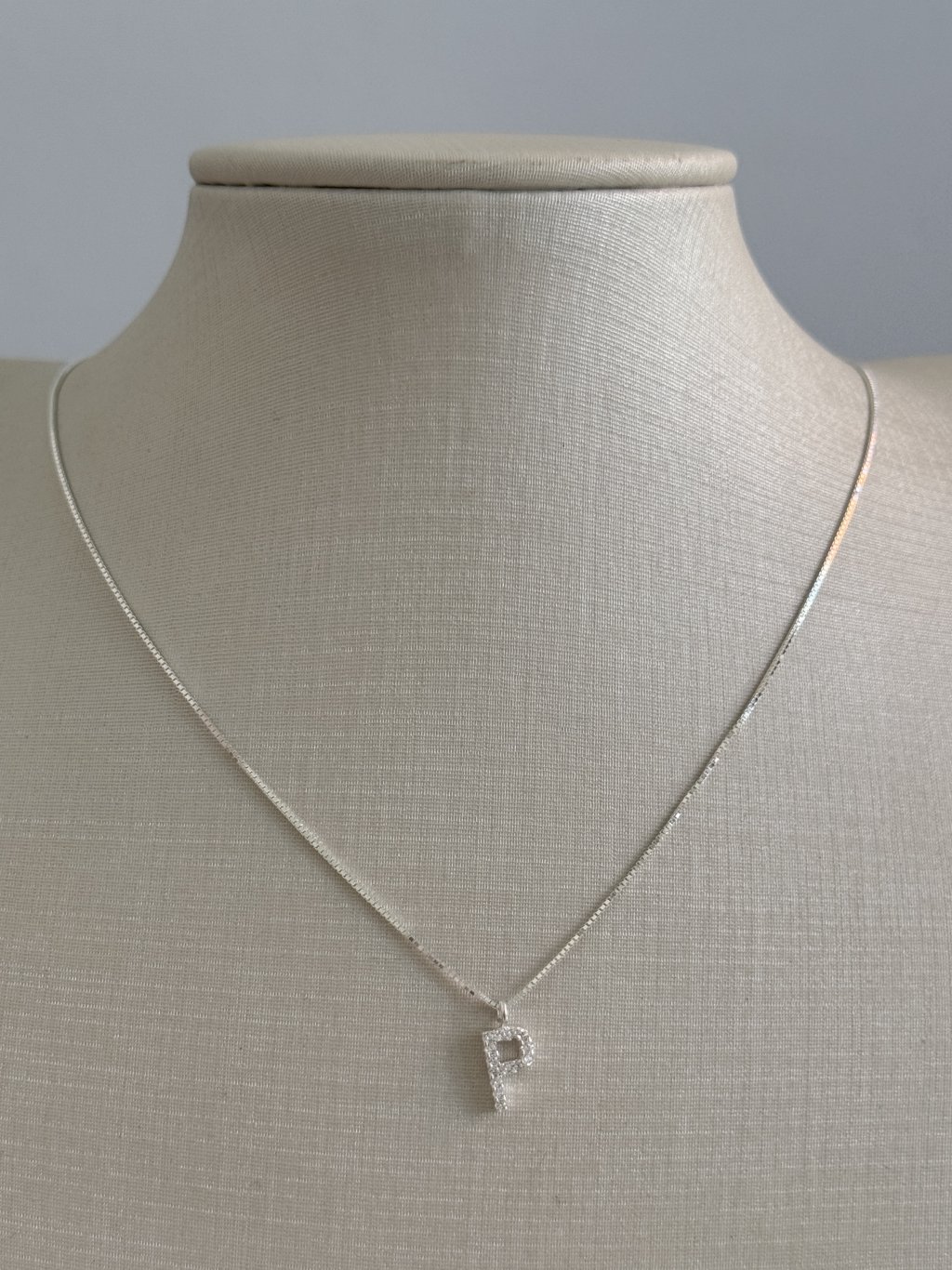 COLAR LETRA P CRAVEJADA 45CM 