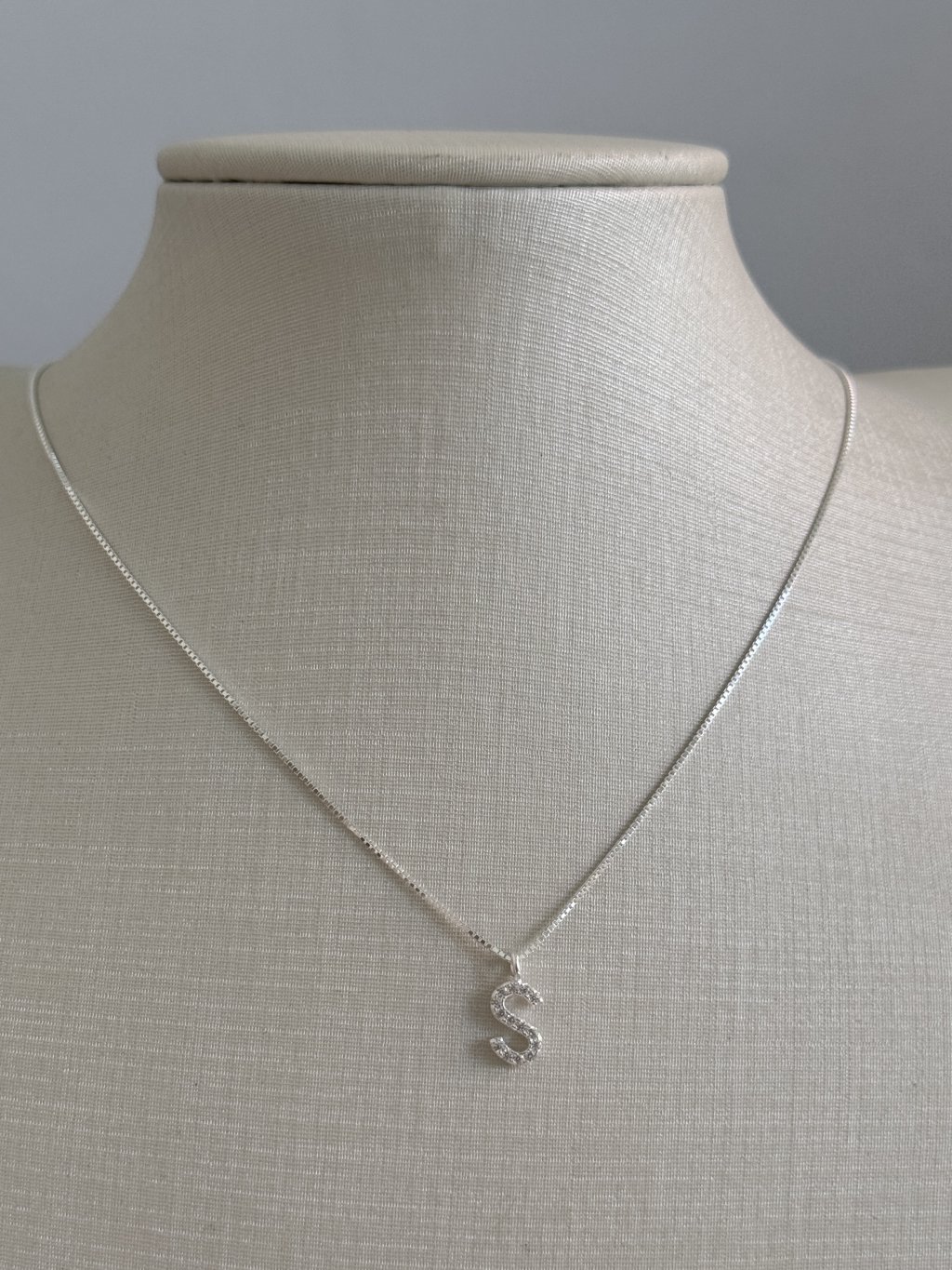 COLAR LETRA S CRAVEJADA 45CM 