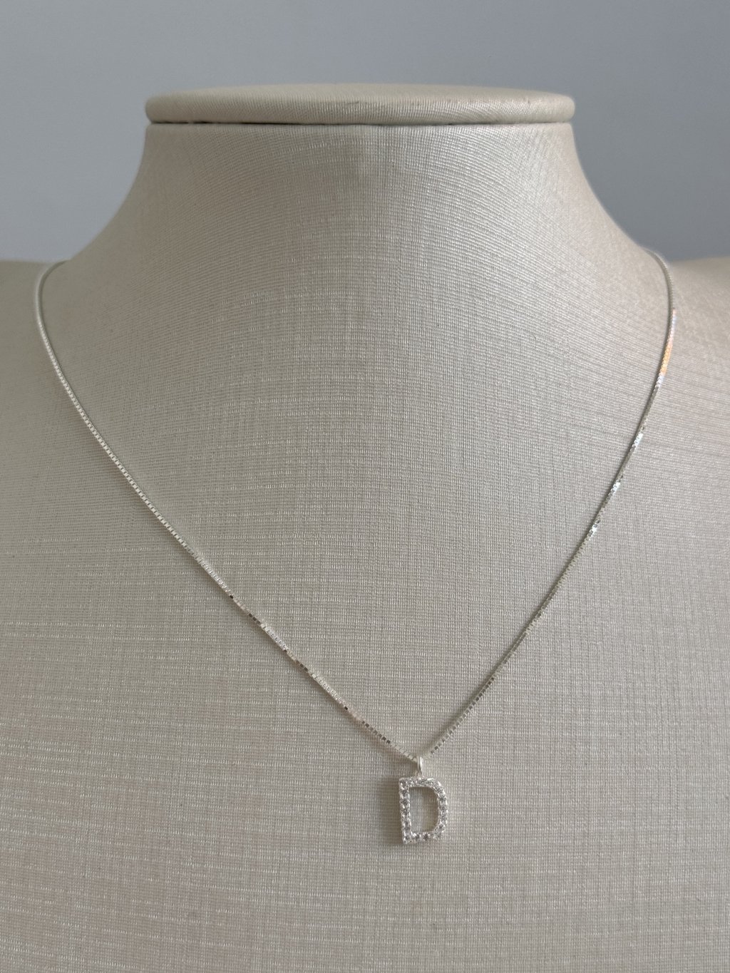 COLAR LETRA D CRAVEJADA 45CM 