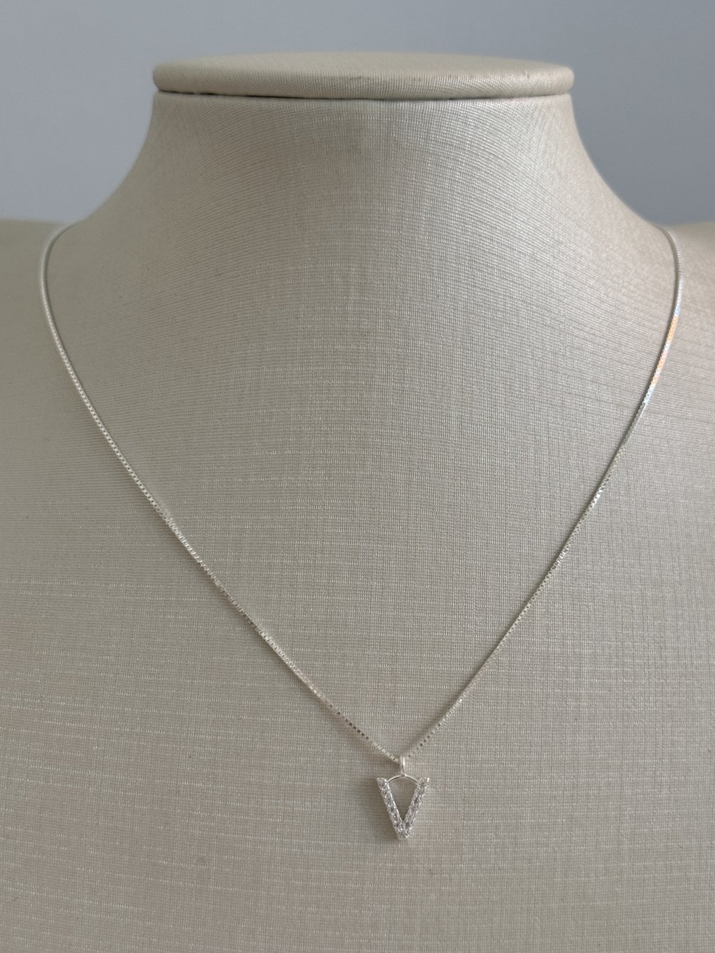 COLAR LETRA V CRAVEJADA 45CM 