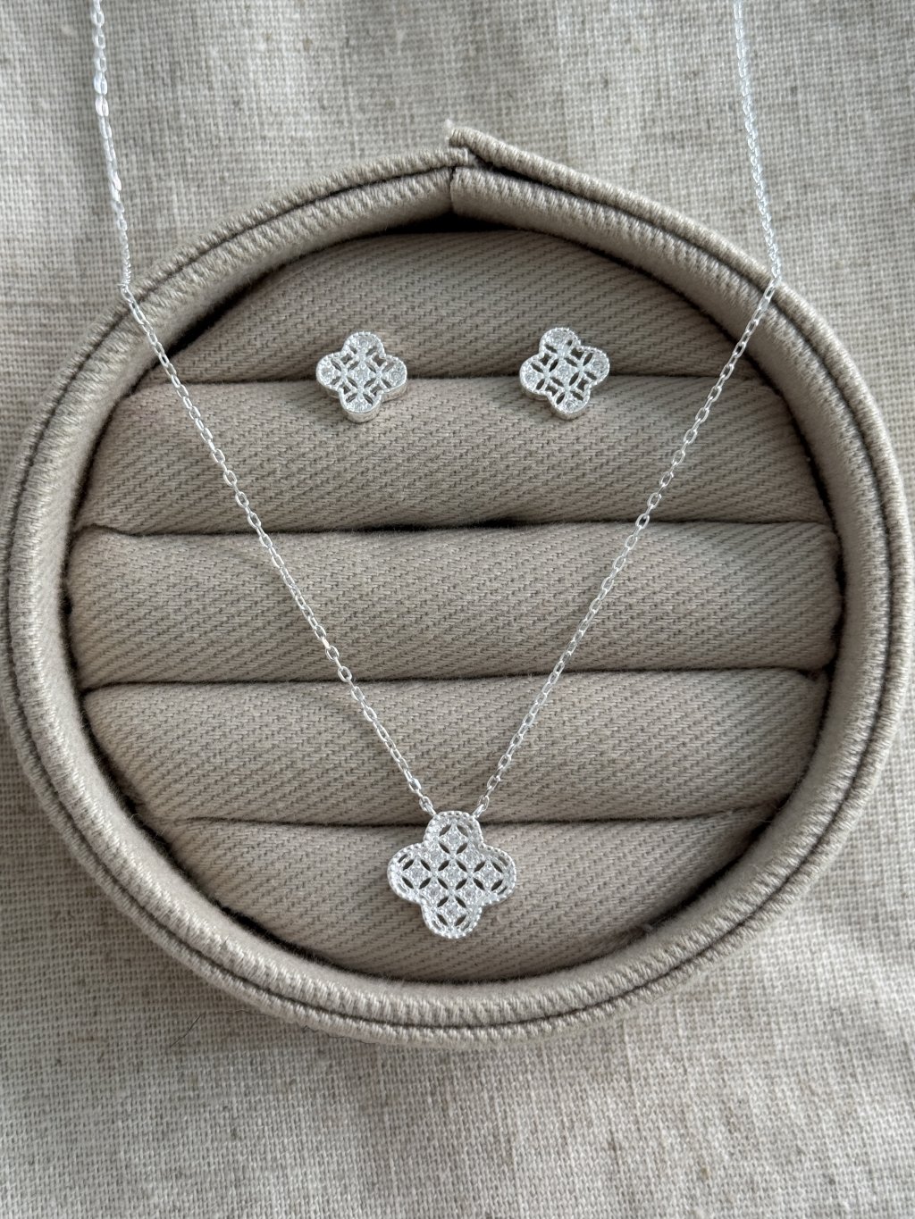 CONJUNTO TREVO CRAVEJADO 45CM