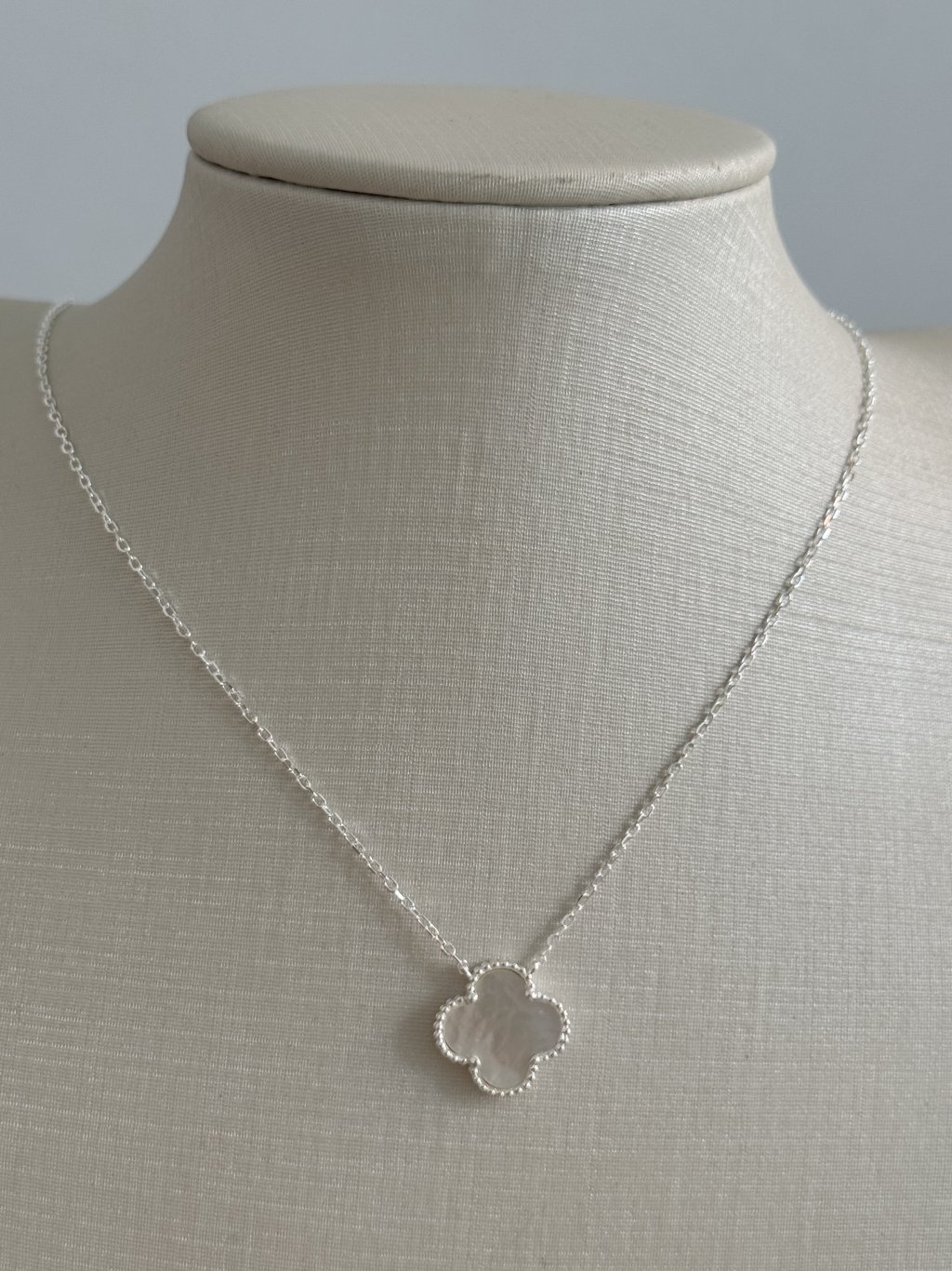 COLAR TREVO MADREPÉROLA 40+5CM