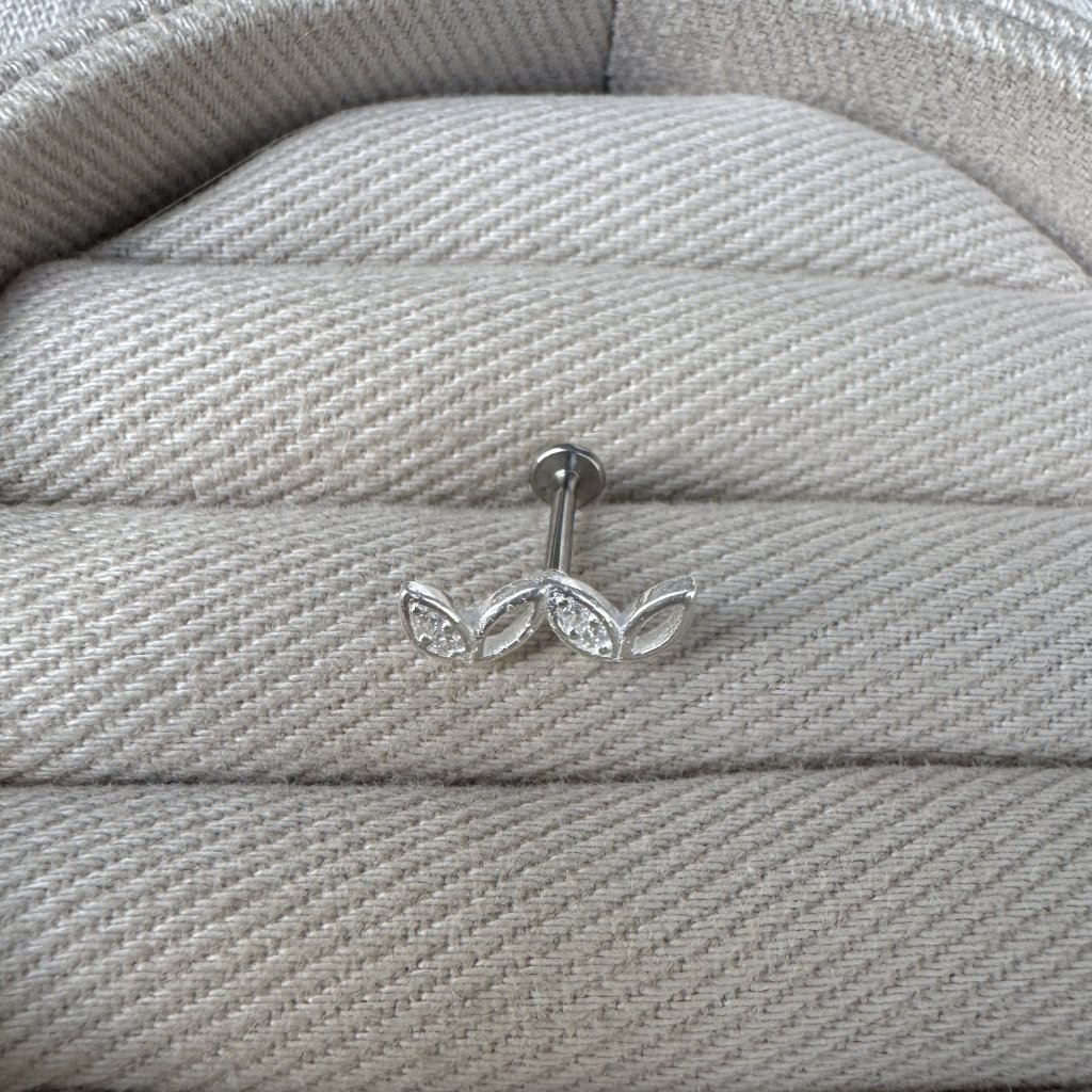 PIERCING FLORES + HASTE EM AÇO 