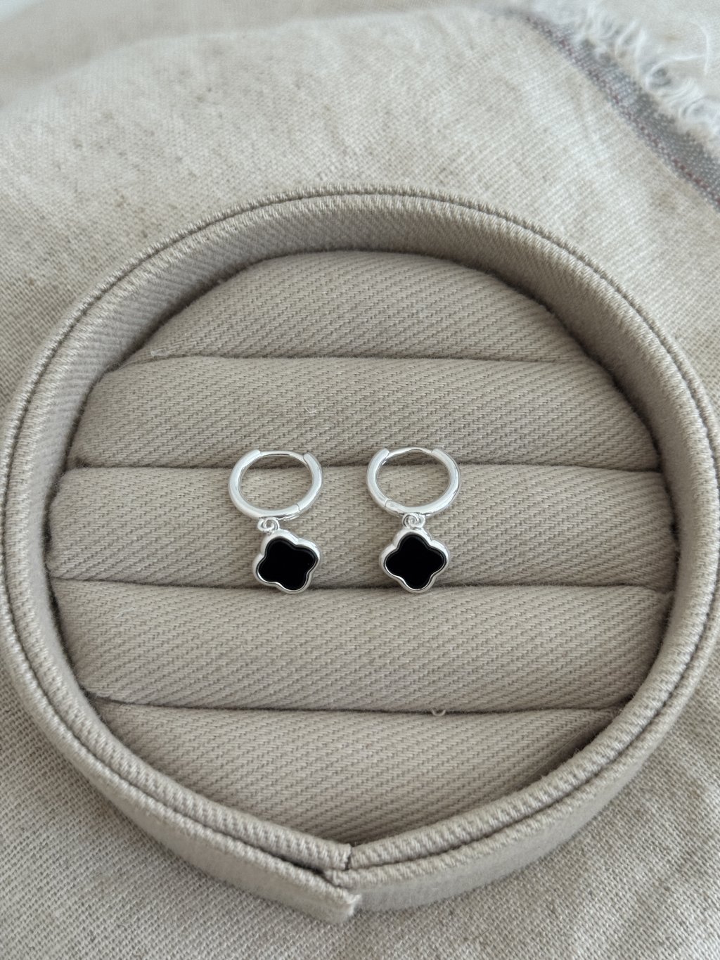 BRINCO ARGOLINHA TREVO PRETO 