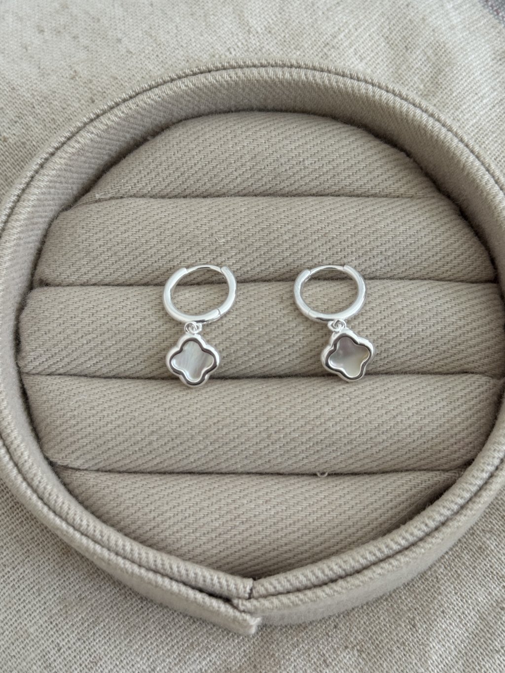 BRINCO ARGOLINHA TREVO MADREPÉROLA 