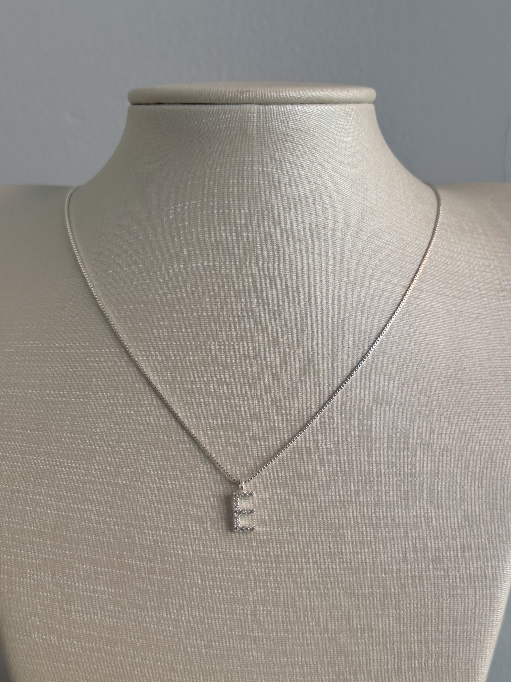 COLAR LETRA E CRAVEJADA 45CM