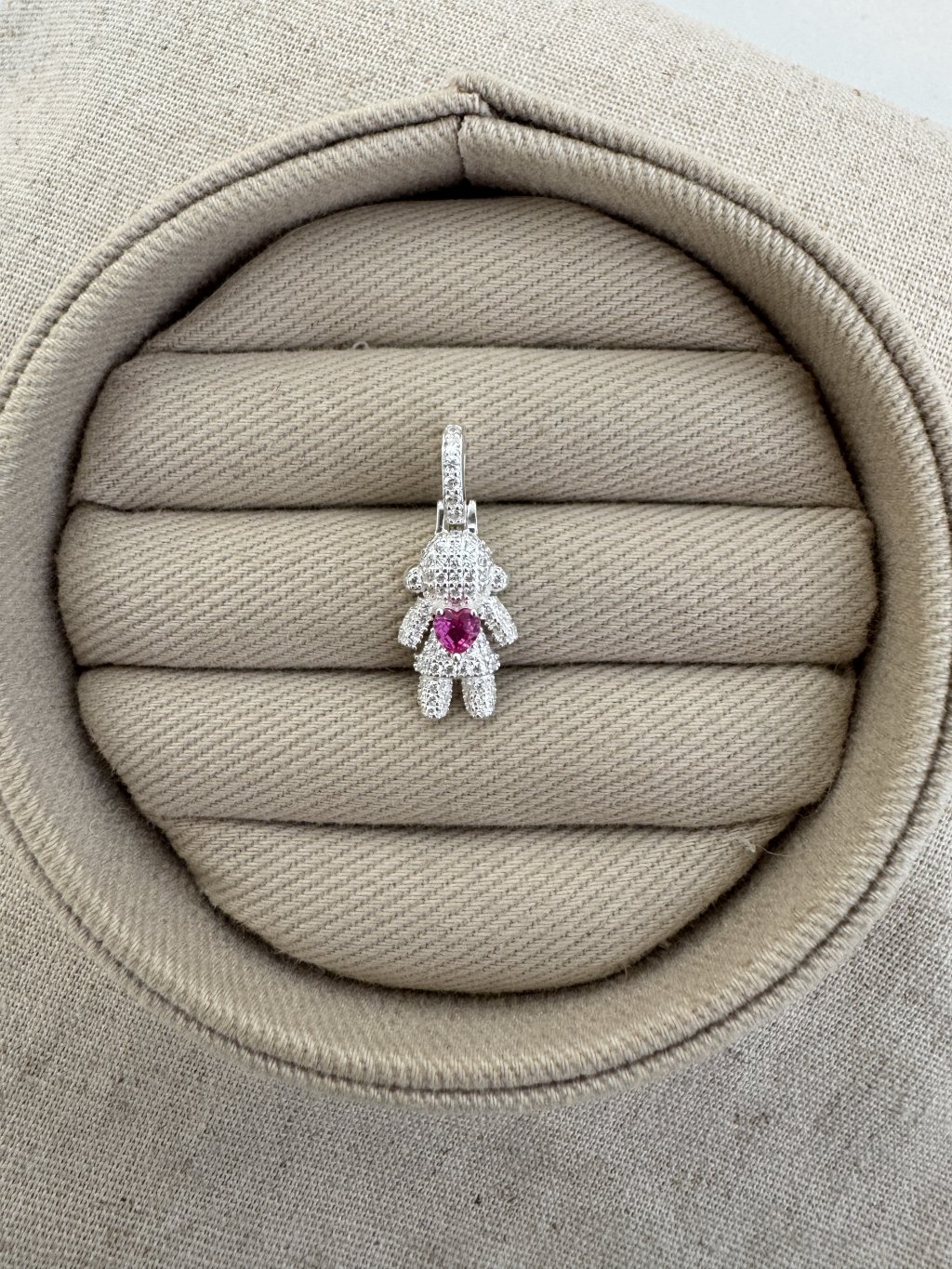 PINGENTE MENINA PEDRAS CORAÇÃO ROSA 