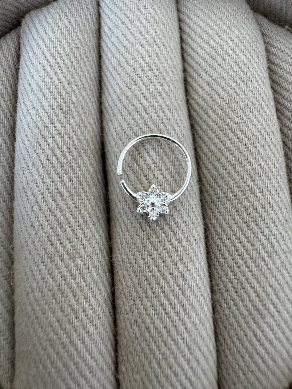 PIERCING FLOR PEDRAS