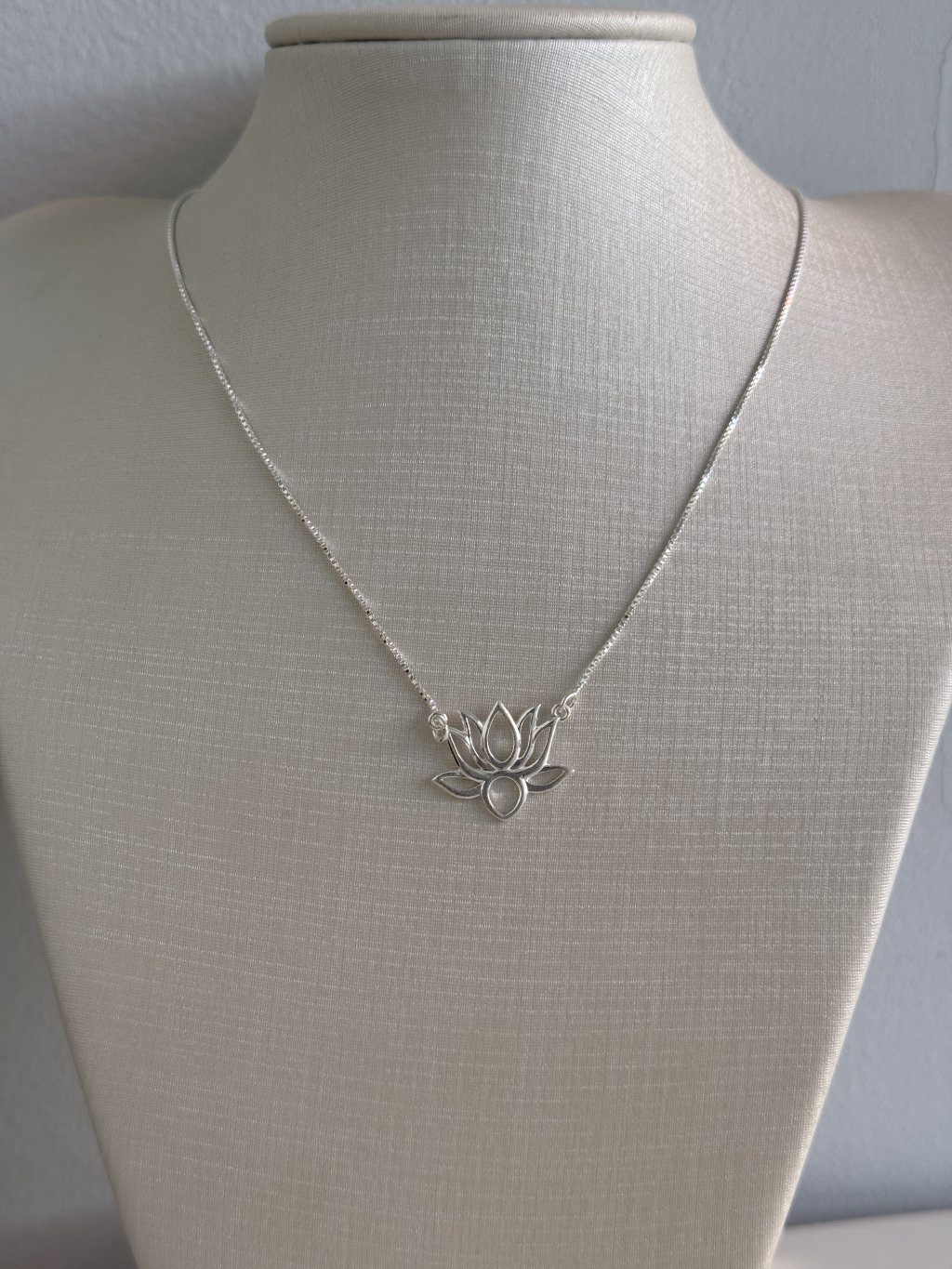 COLAR FLOR LÓTUS 45CM