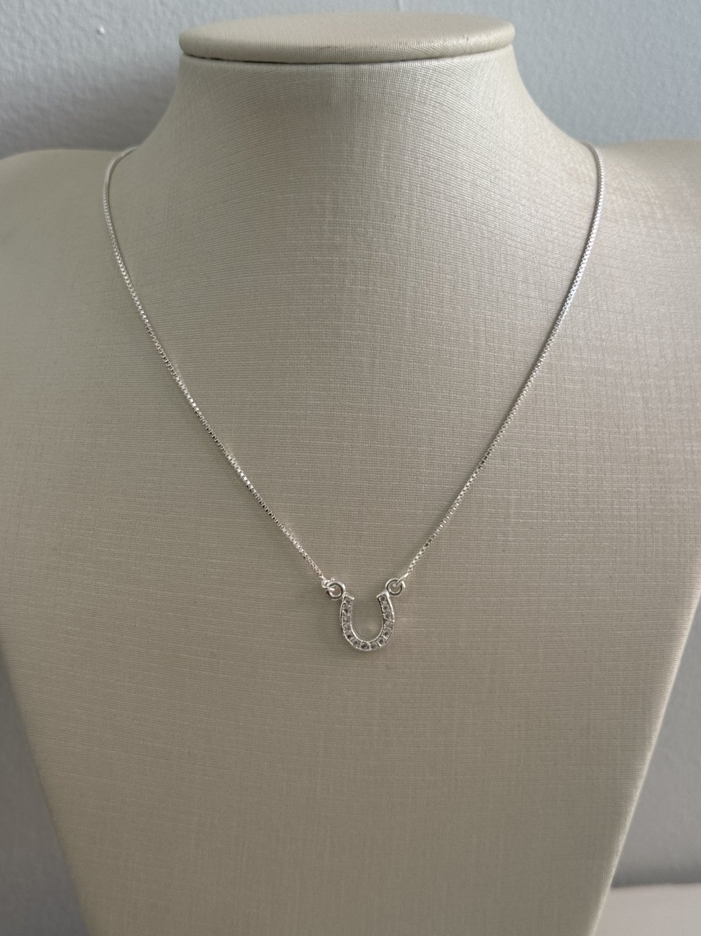 COLAR FERRADURA PEDRAS 45CM