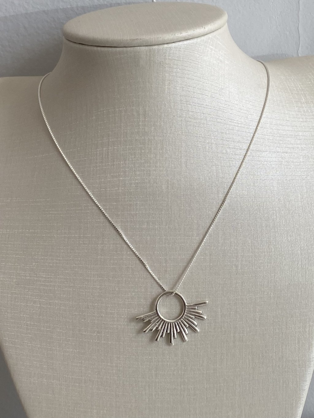 COLAR CÍRCULO PONTAS 45CM