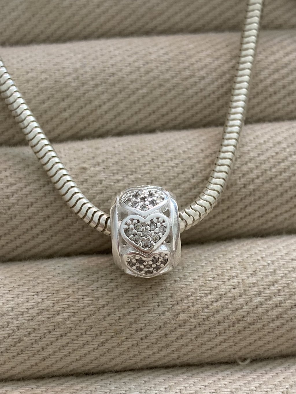 BERLOQUE SEPARADOR CORAÇÕES PEDRAS 