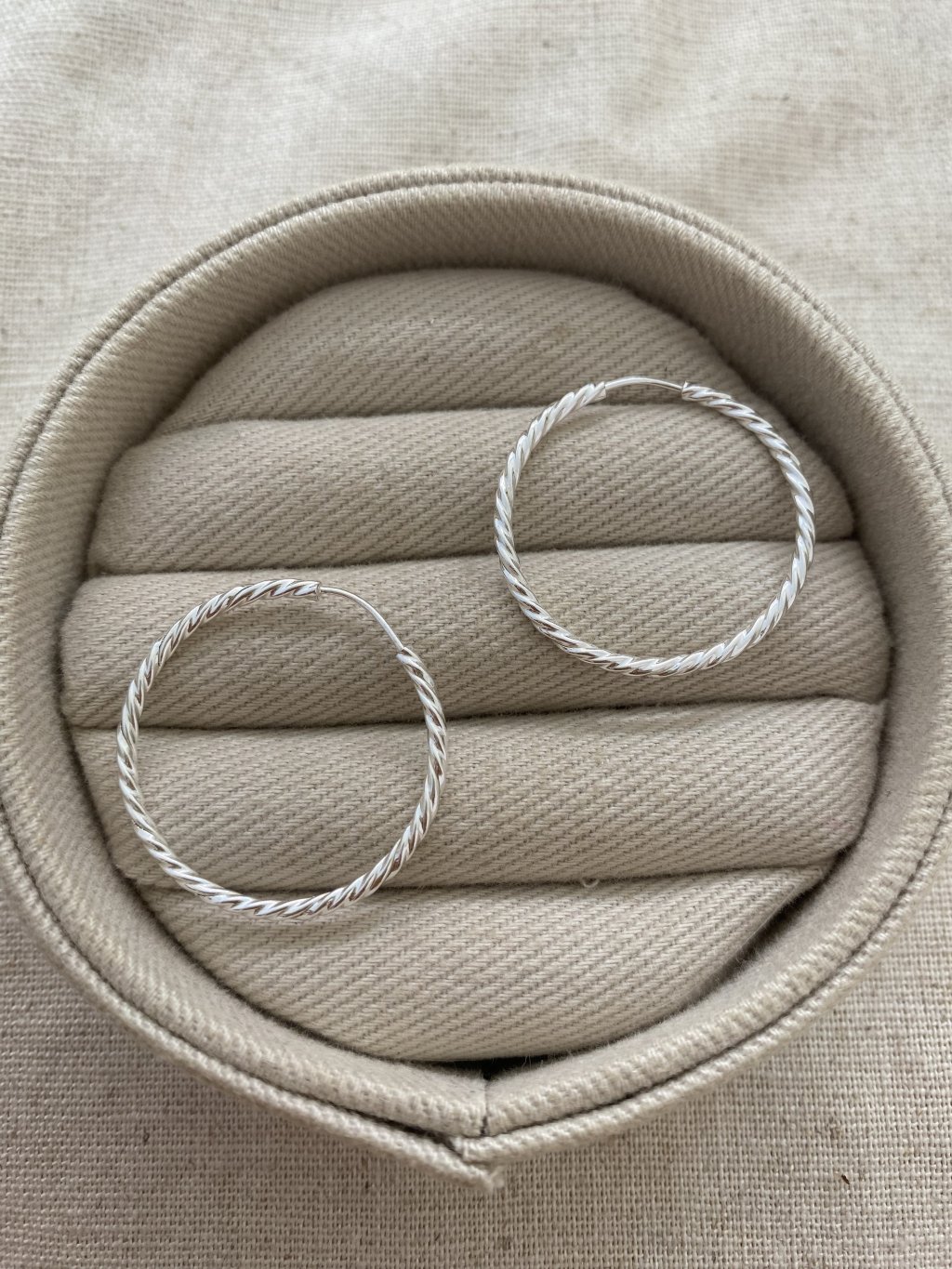 BRINCO ARGOLA REDONDA TORCIDA 3CM