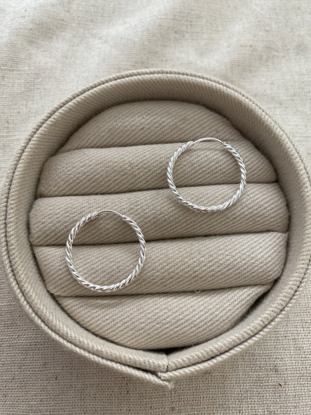 BRINCO ARGOLA REDONDA TORCIDA 2,2CM