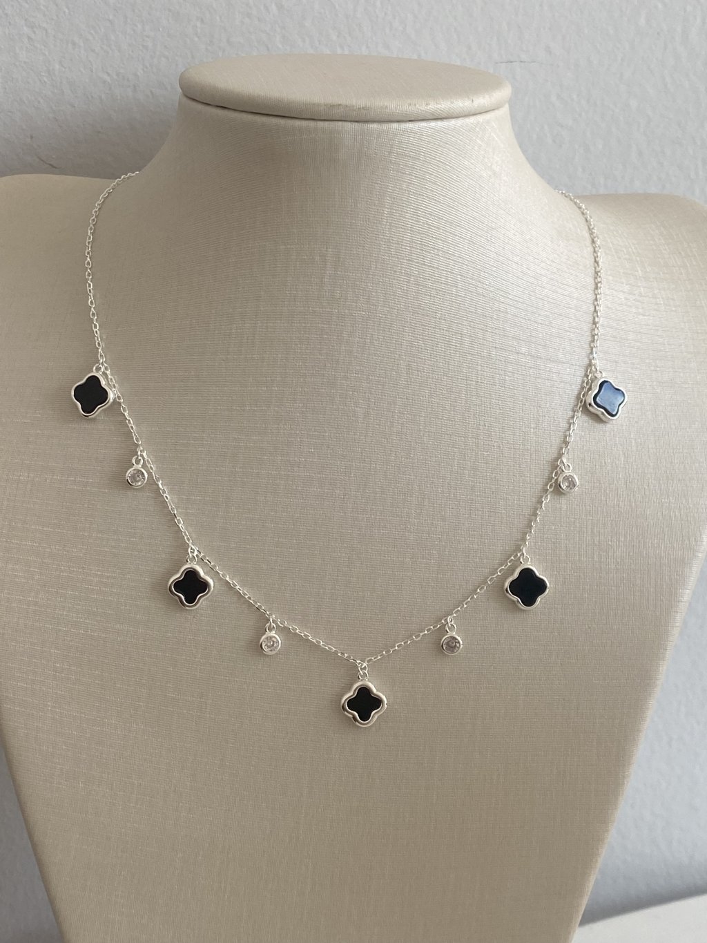 COLAR TREVOS PRETOS + PEDRAS 40+5CM