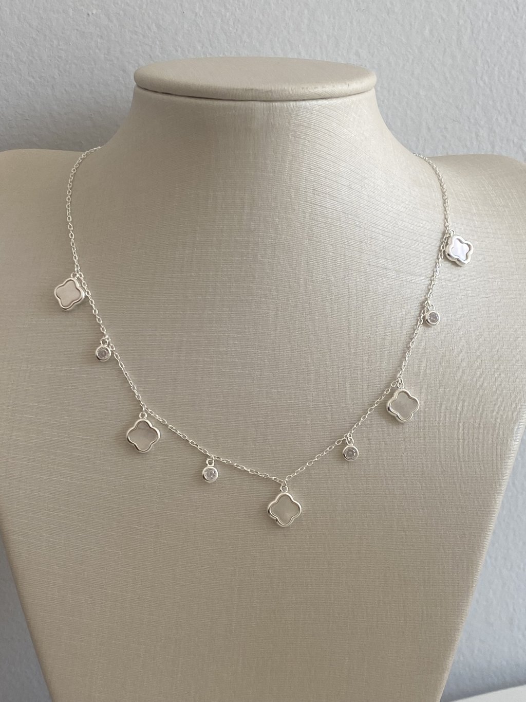 COLAR TREVOS MADREPÉROLA + PEDRAS 40+5CM