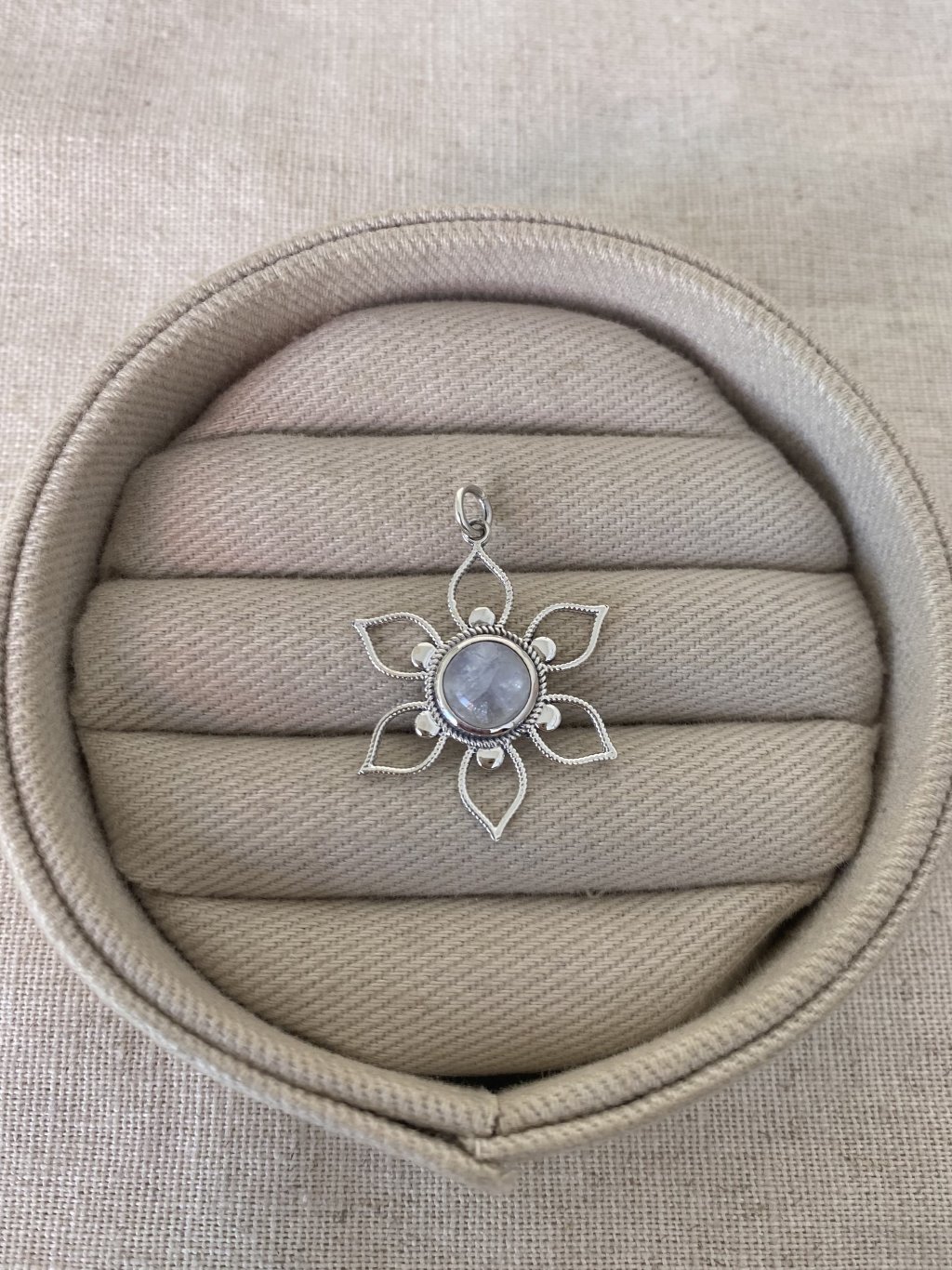 PINGENTE FLOR PEDRA CRISTAL 