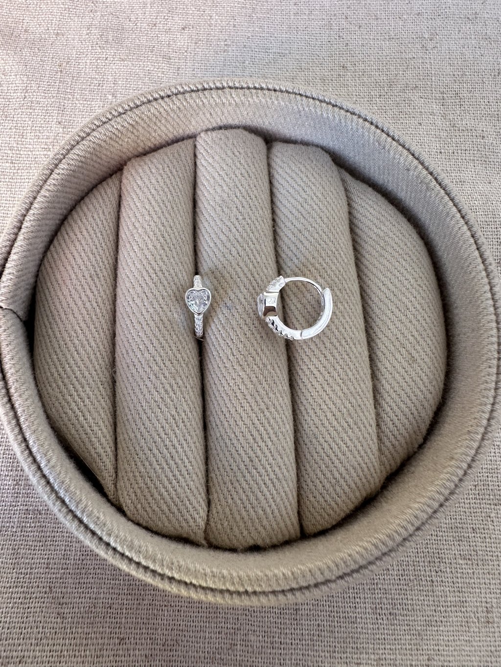 BRINCO ARGOLINHA PEDRAS + CORAÇÃO PEDRA 