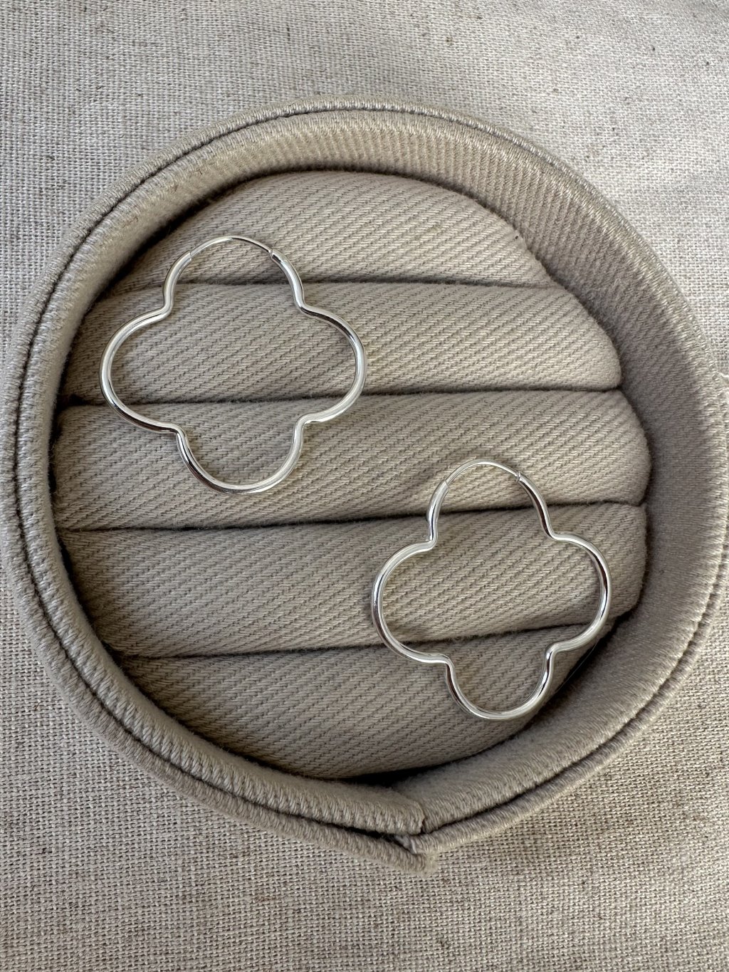 BRINCO ARGOLA FLOR 2,6CM