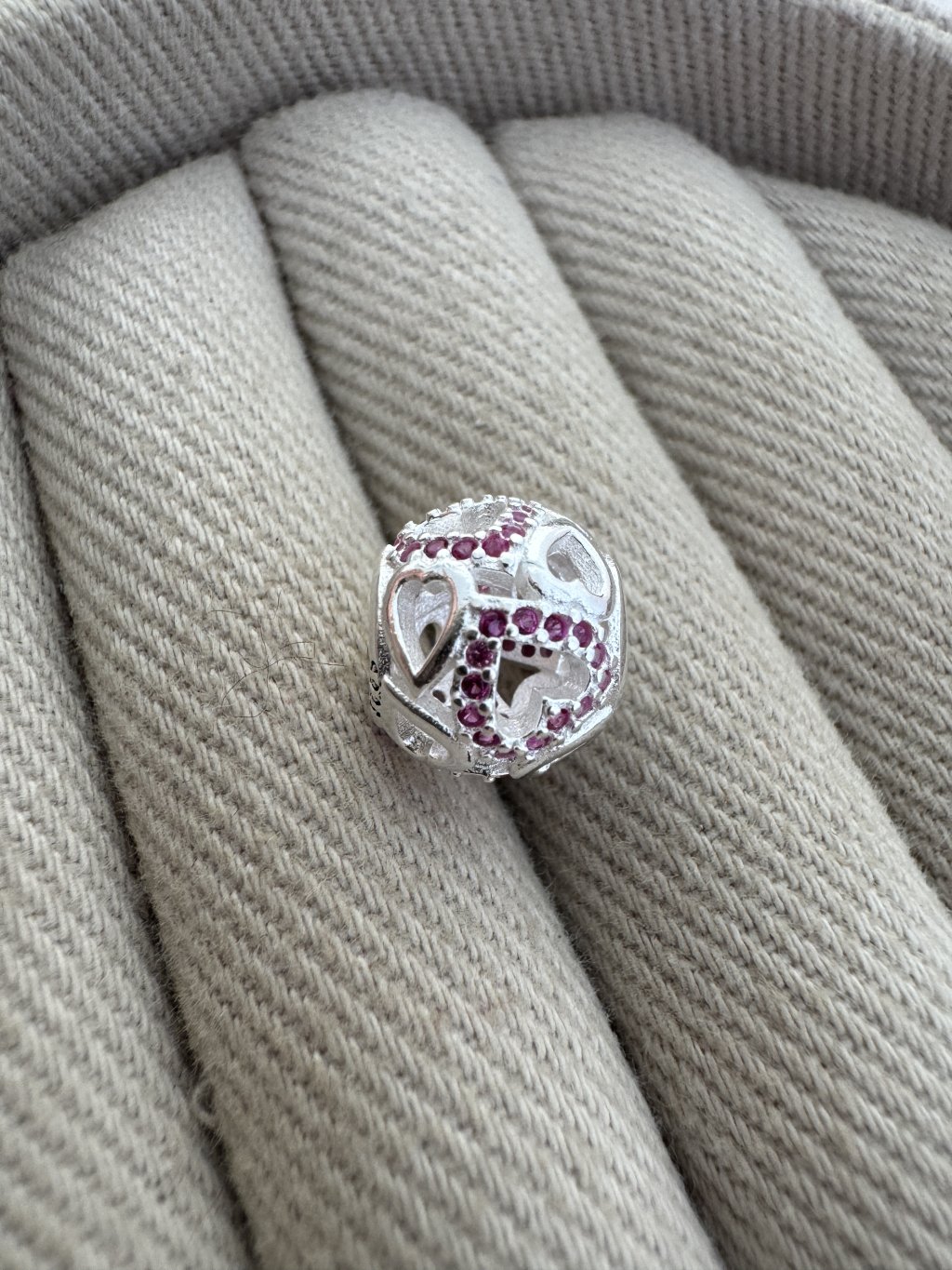 BERLOQUE SEPARADOR CORAÇÕES VAZADOS PEDRA ROSA