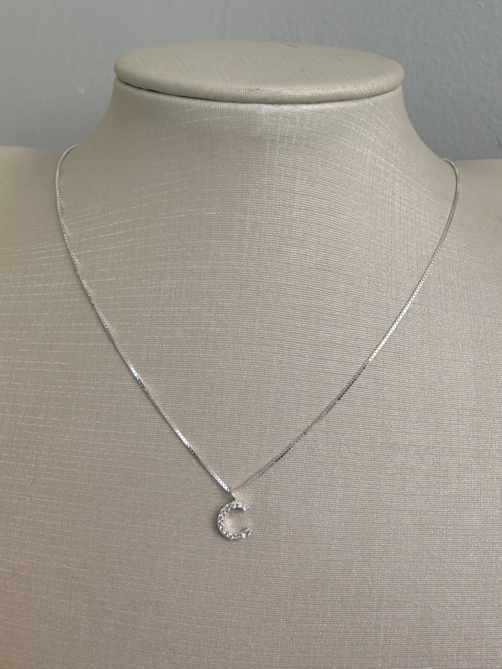 COLAR LETRA C CRAVEJADA 45CM