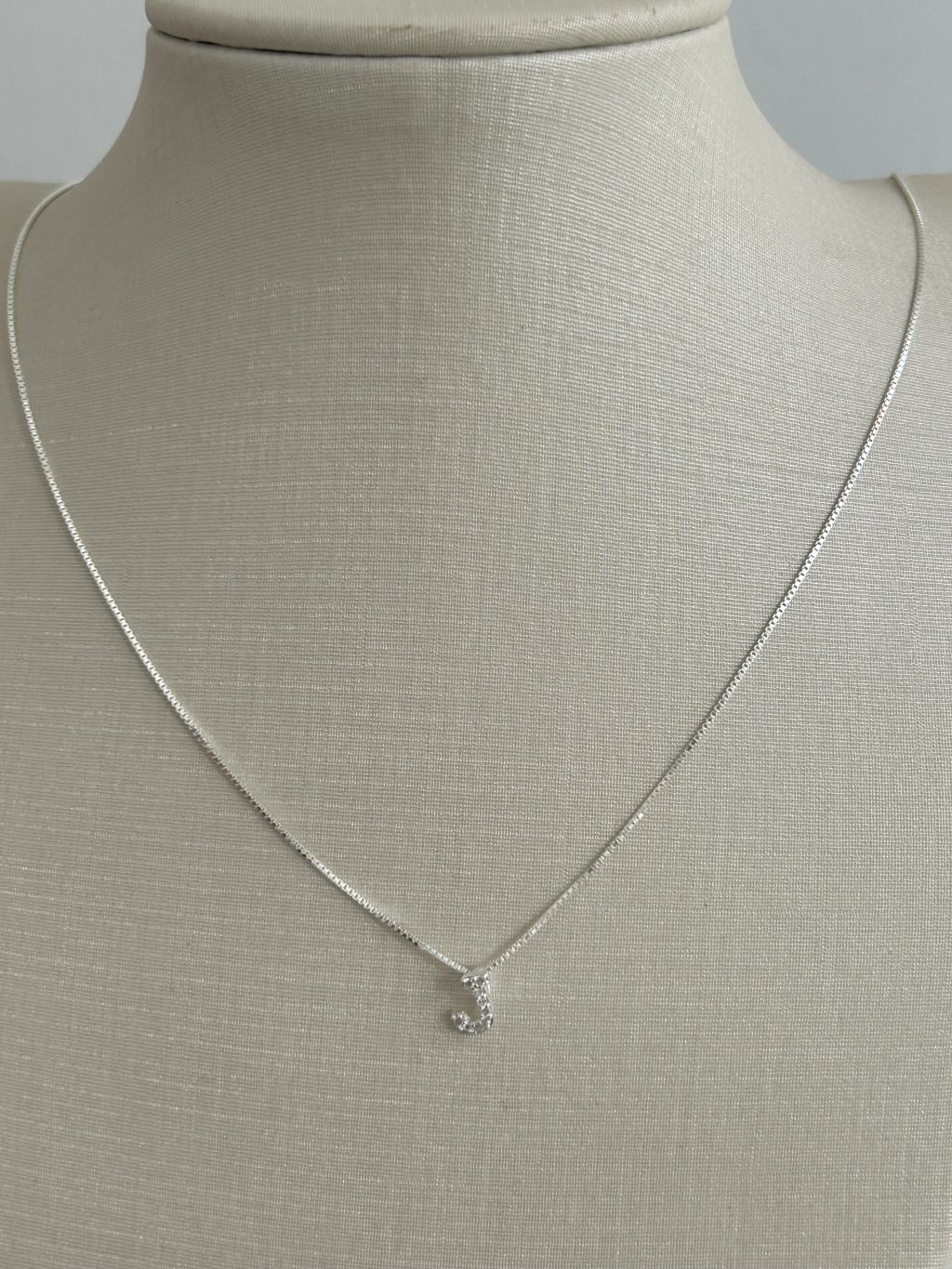 COLAR LETRA J CRAVEJADA 45CM 