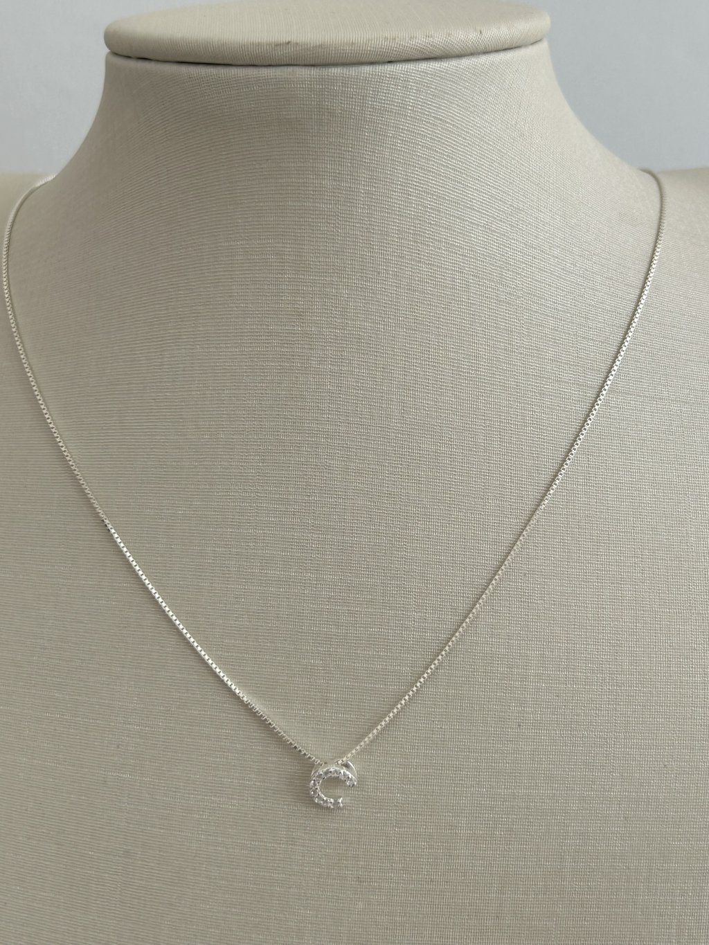 COLAR LETRA C CRAVEJADA 45CM