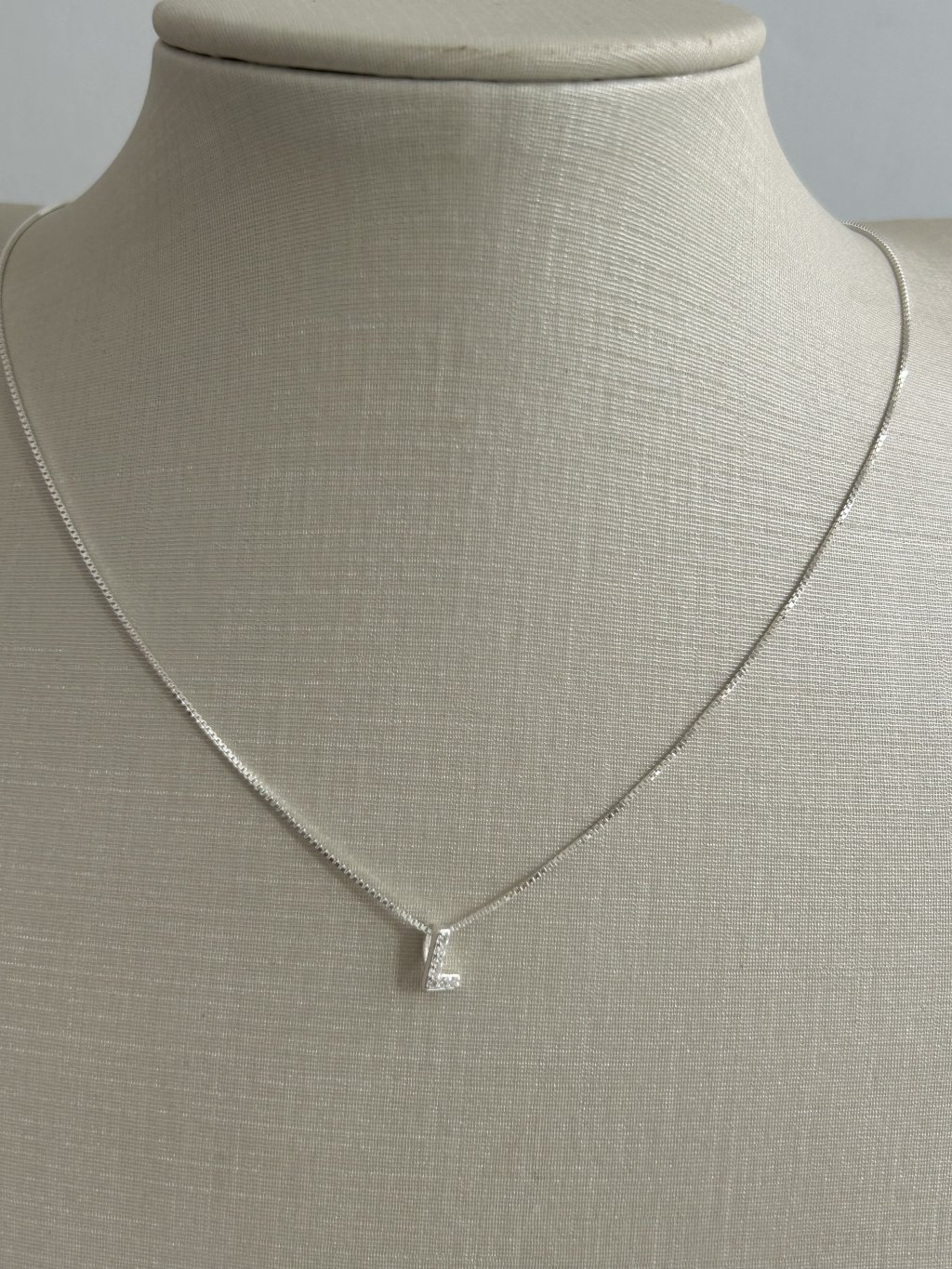 COLAR LETRA L CRAVEJADA 45CM 