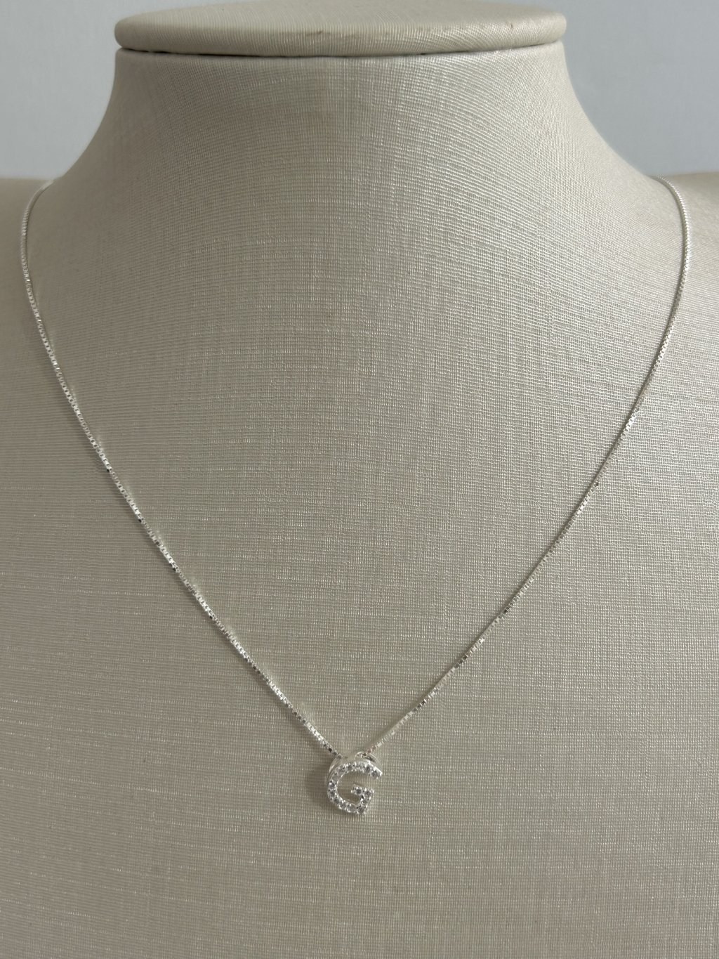 COLAR LETRA G CRAVEJADA 45CM 