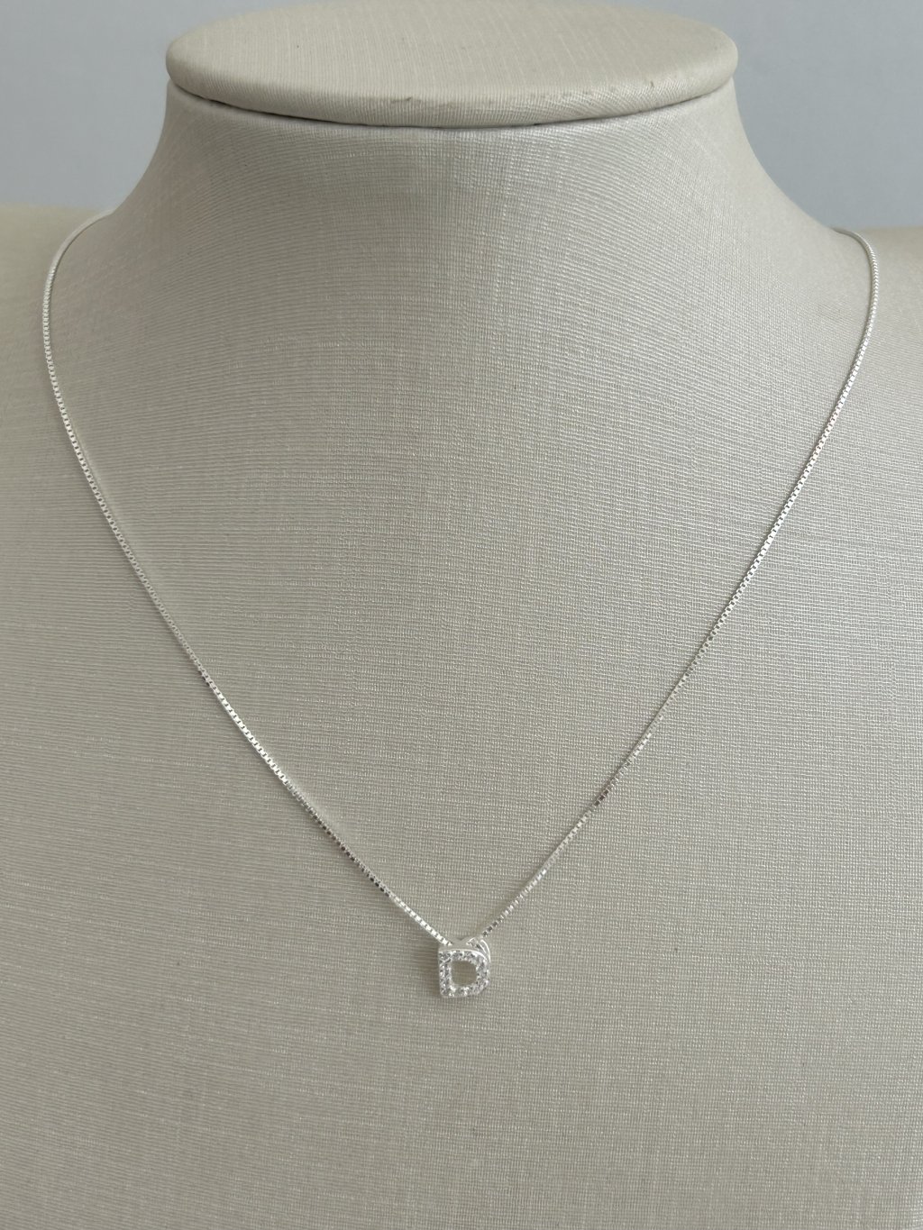 COLAR LETRA D CRAVEJADA 45CM 