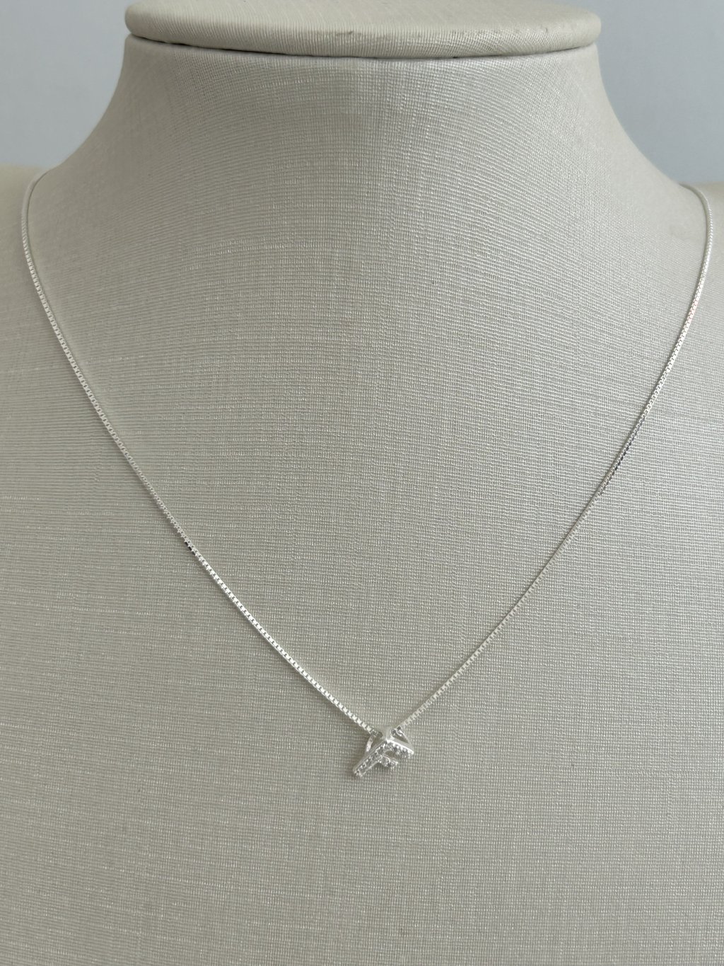 COLAR LETRA F CRAVEJADA 45CM 