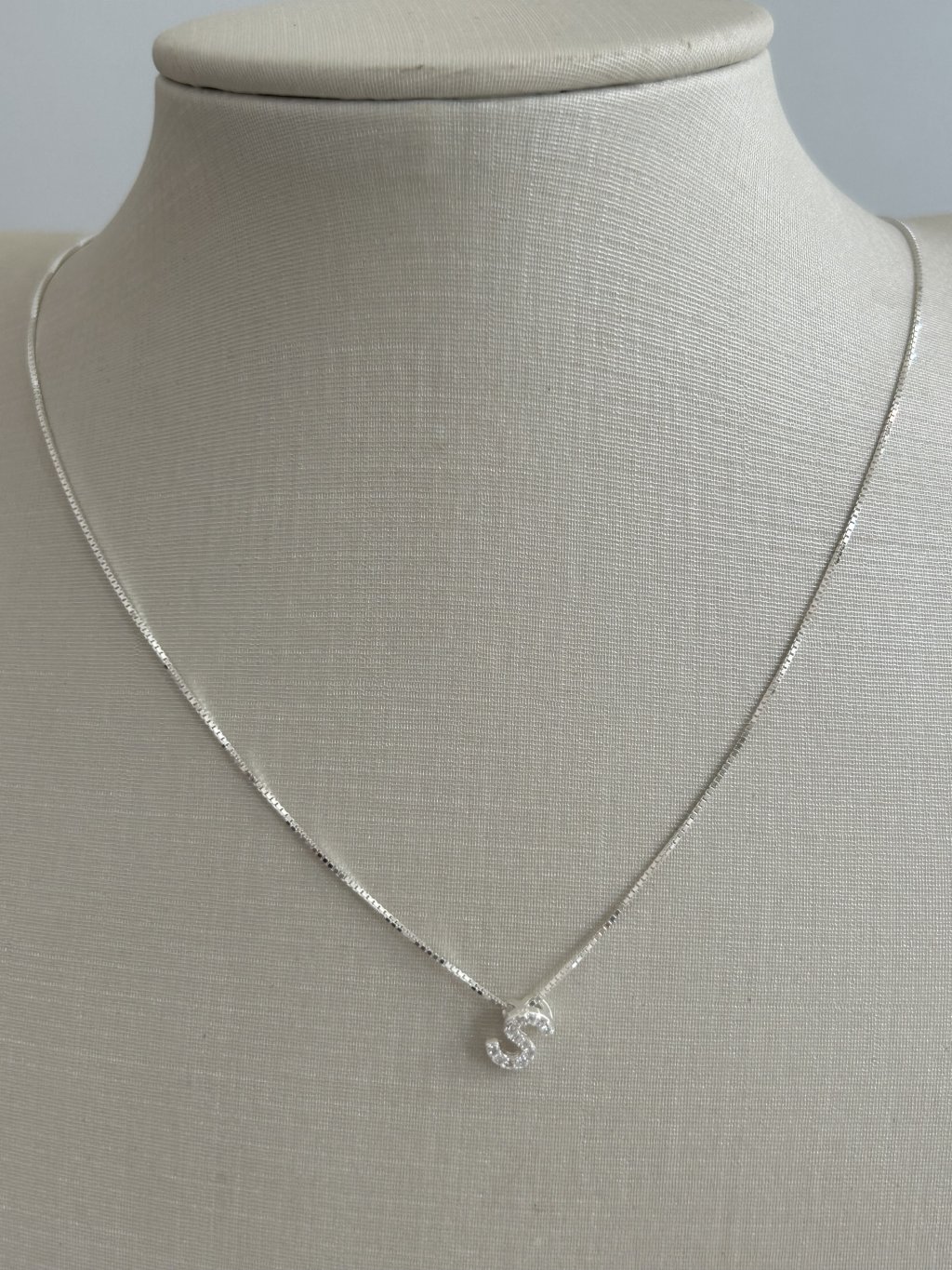 COLAR LETRA S CRAVEJADA 45CM 