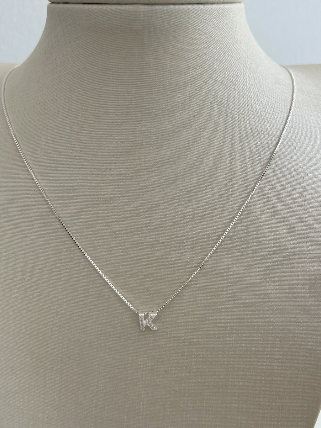 COLAR LETRA K CRAVEJADA 45CM 