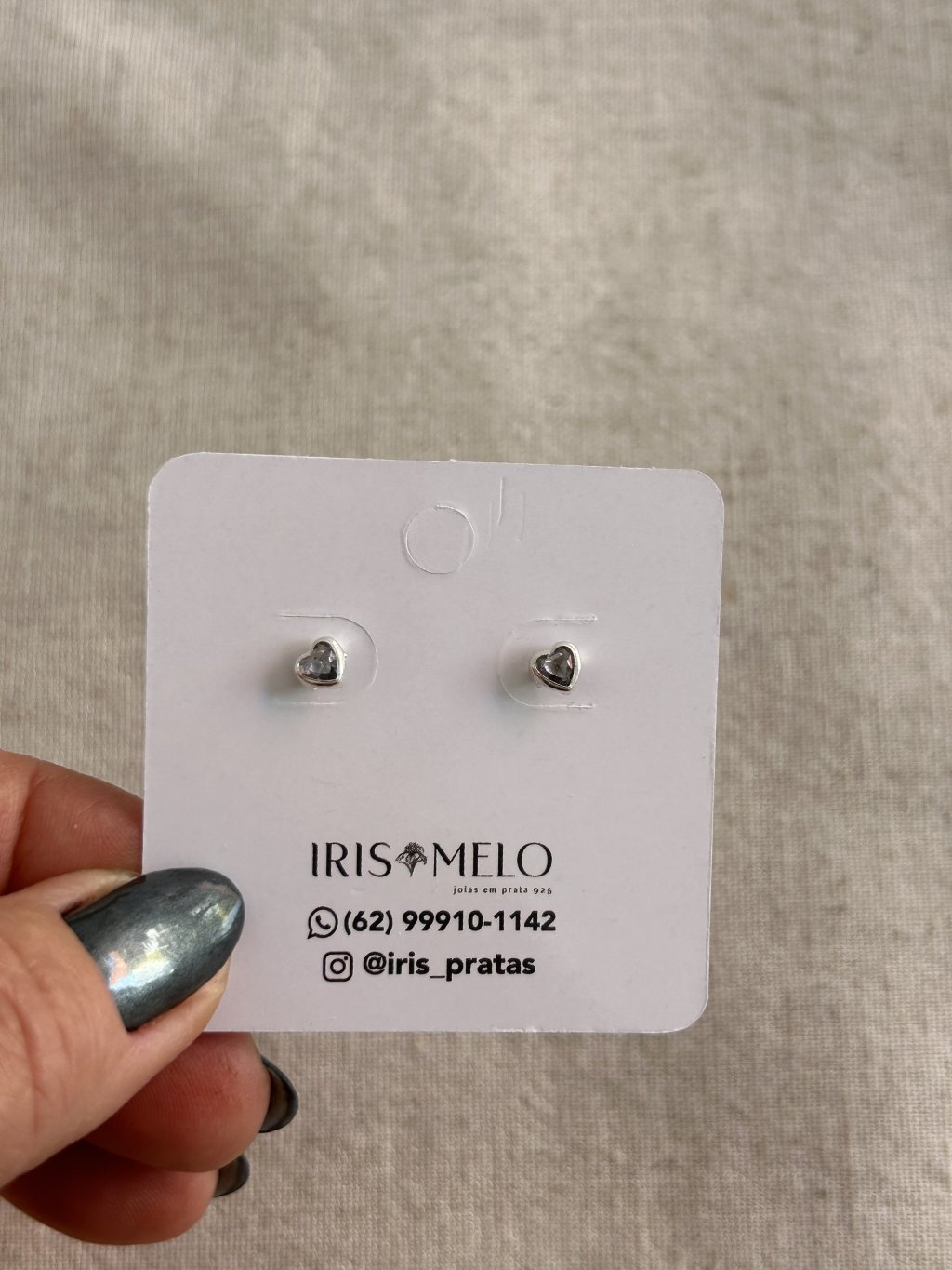 BRINCO PEDRA CORAÇÃO CINZA