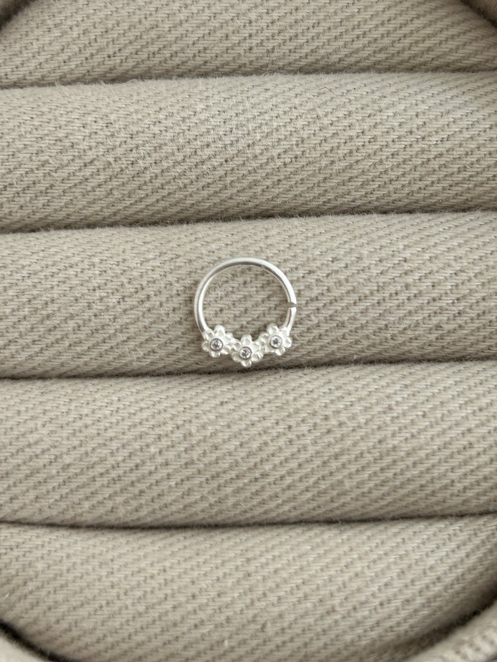 PIERCING ARGOLA FLORES PEDRAS 0.9CM