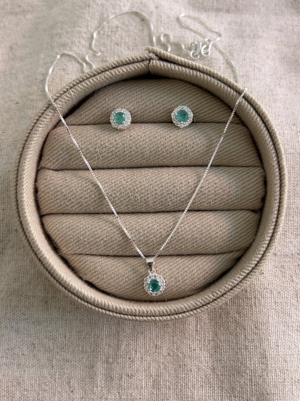 CONJUNTO CRAVEJADO PEDRA VERDE CLARO 45CM