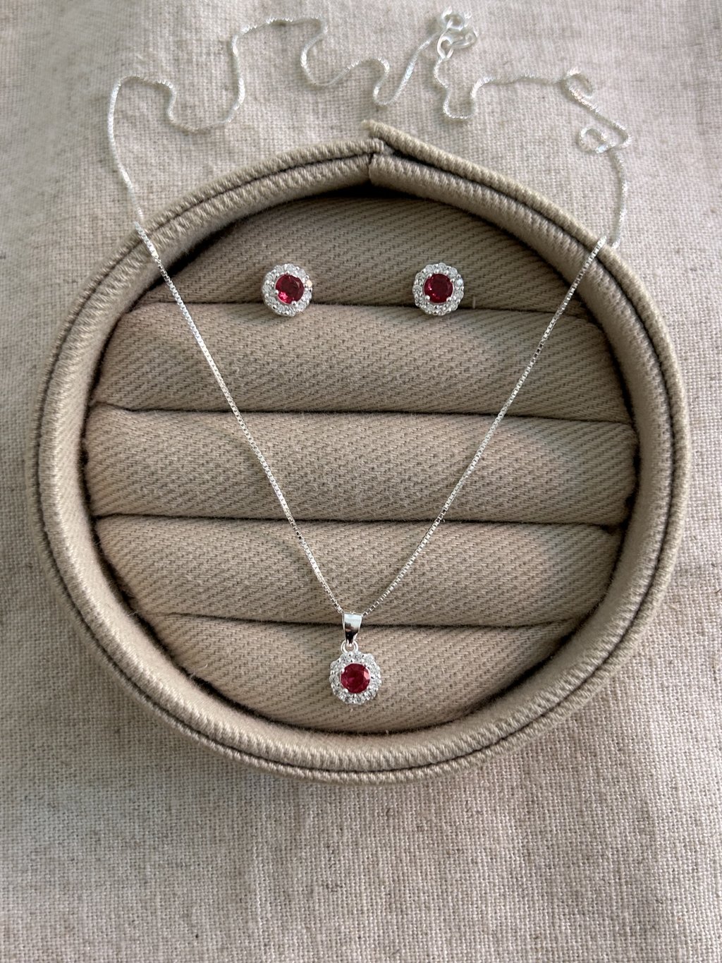 CONJUNTO CRAVEJADO PEDRA ROSA ESCURO 45CM