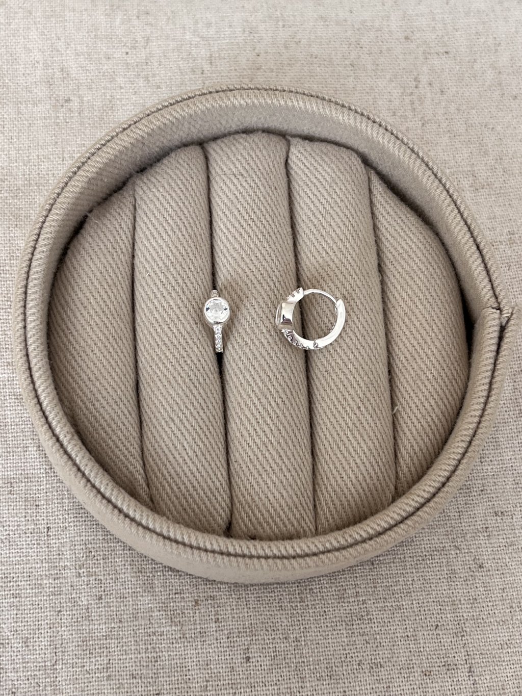 BRINCO ARGOLINHA PONTO LUZ PEDRAS 1,2CM