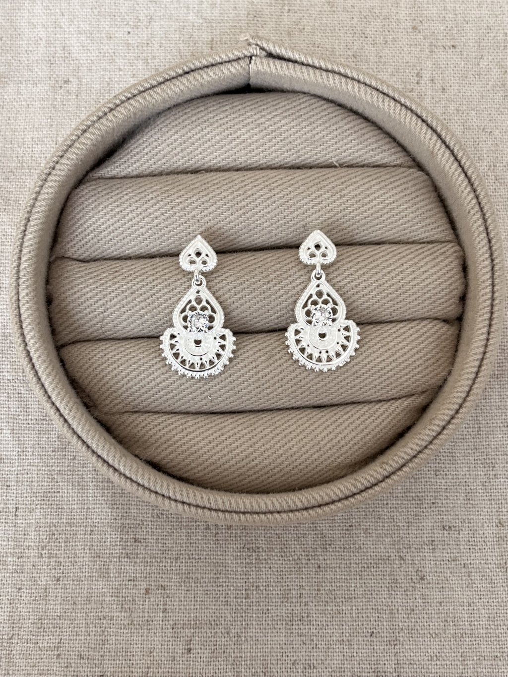 BRINCO MANDALA PEDRA DEPEND.