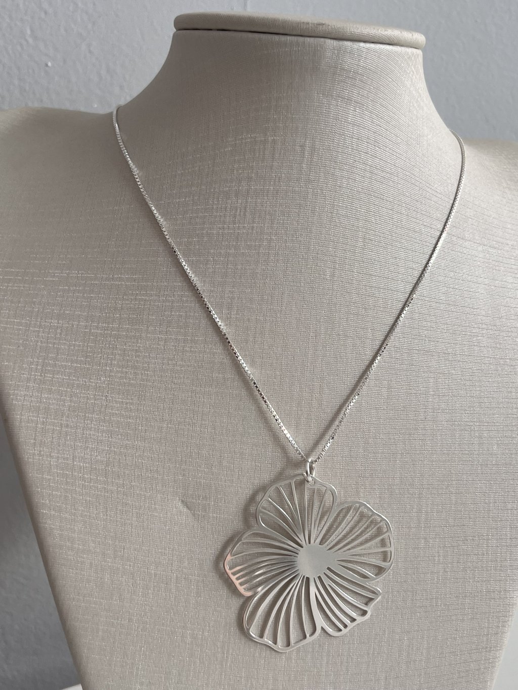 COLAR FLOR VAZADA 45CM