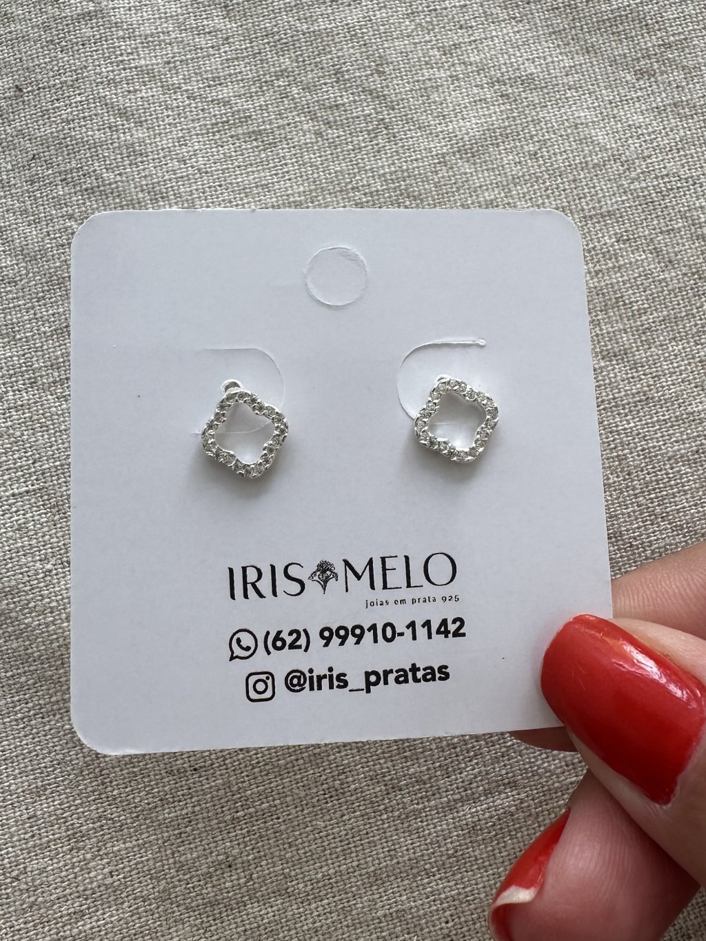 BRINCO TREVO VAZADO PEDRAS 