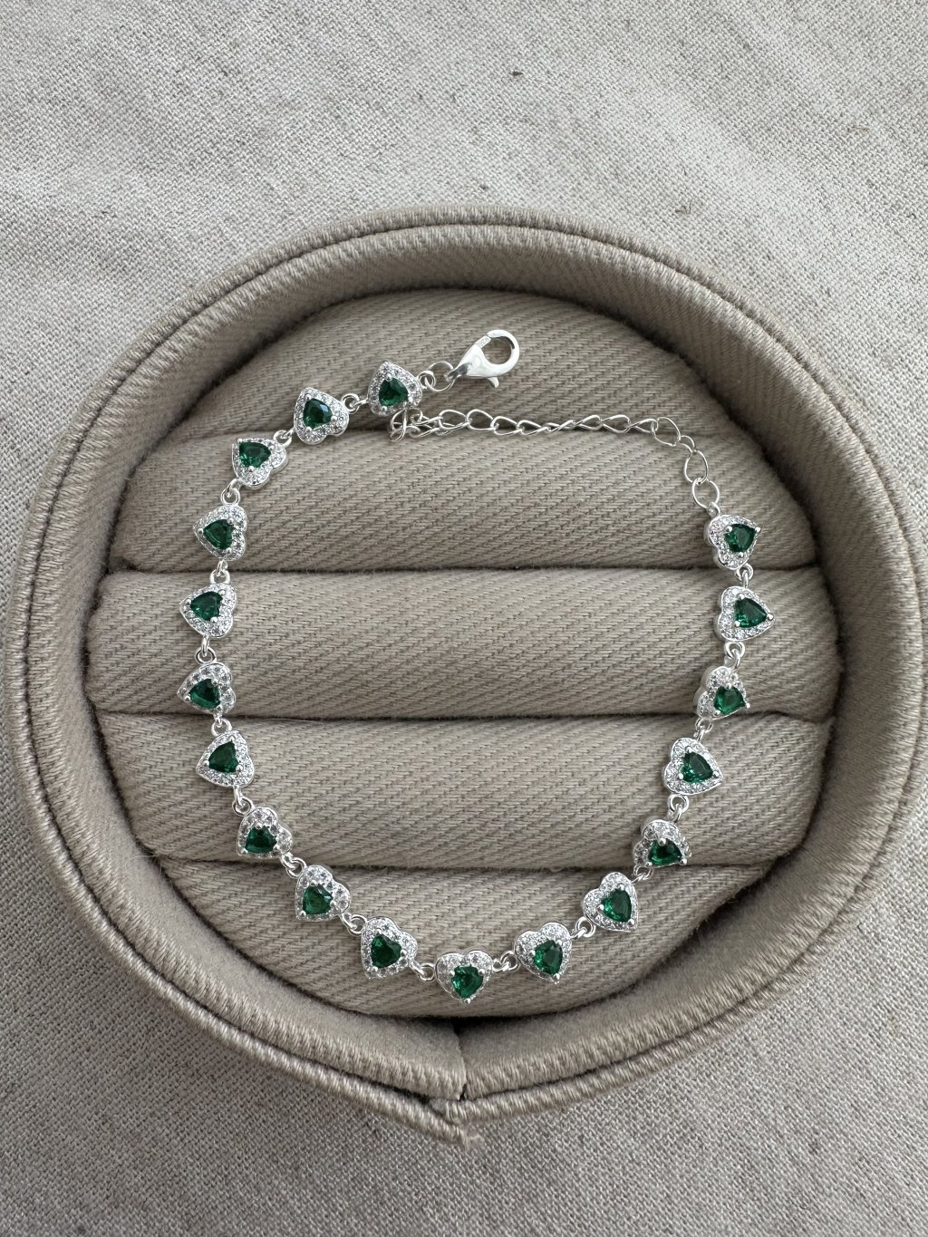 PULSEIRA CRAVEJADA CORAÇÕES PEDRAS VERDES 16+5CM 