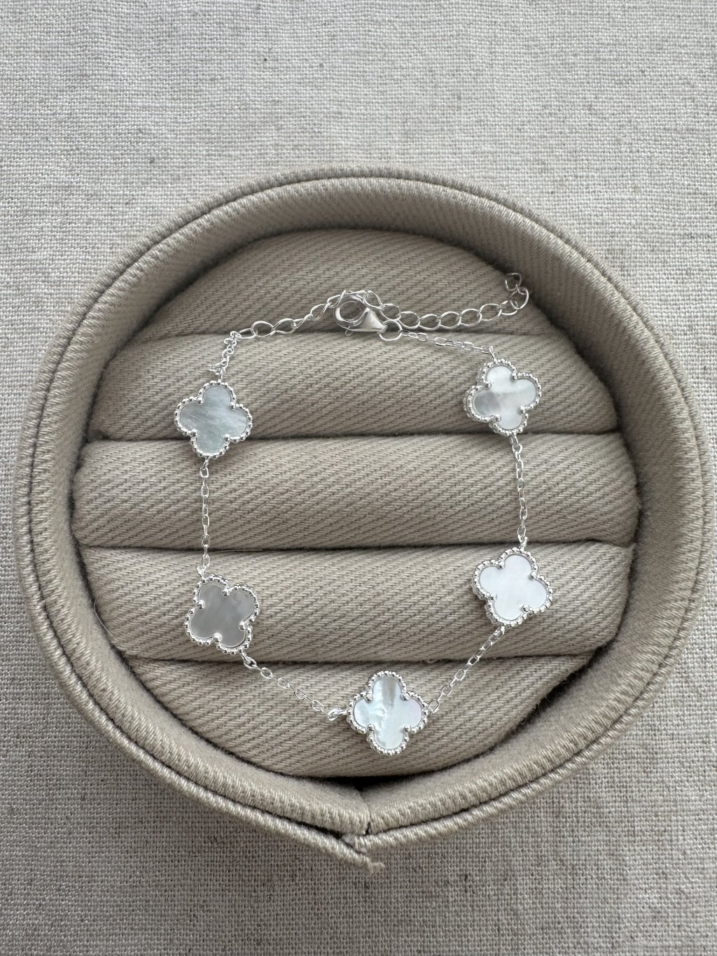 PULSEIRA TREVOS MADREPÉROLA 15+5CM