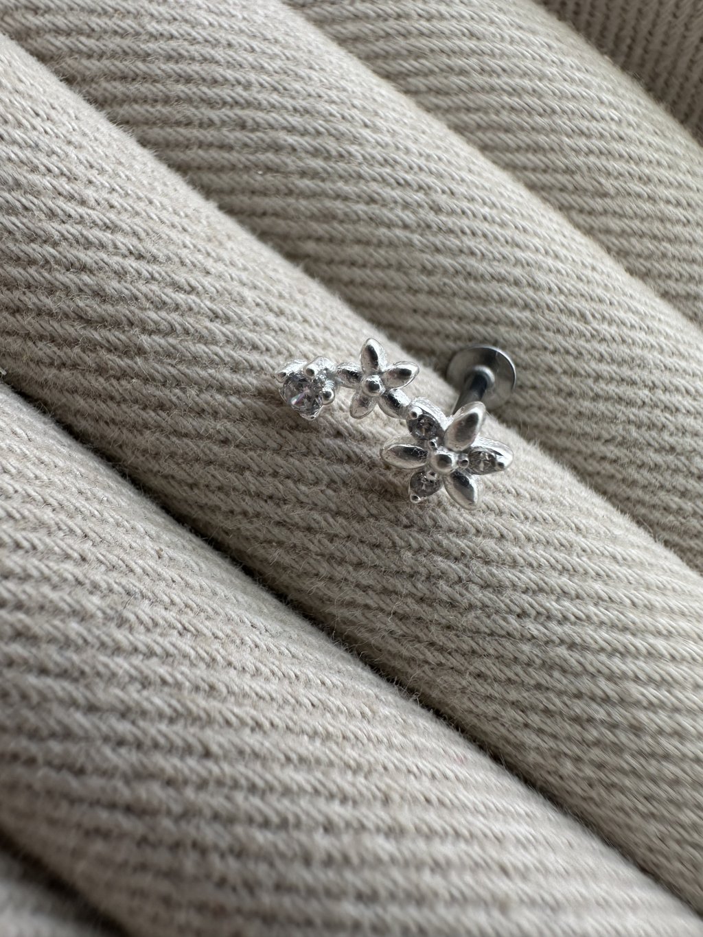 PIERCING TRÁGUS FLORES PEDRAS+ HASTE EM AÇO