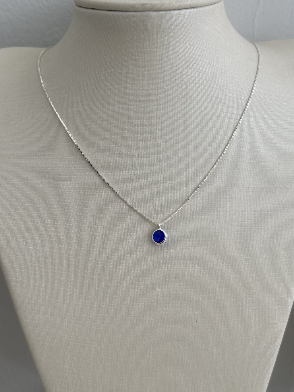 COLAR PONTO LUZ AZUL ESCURO 45CM